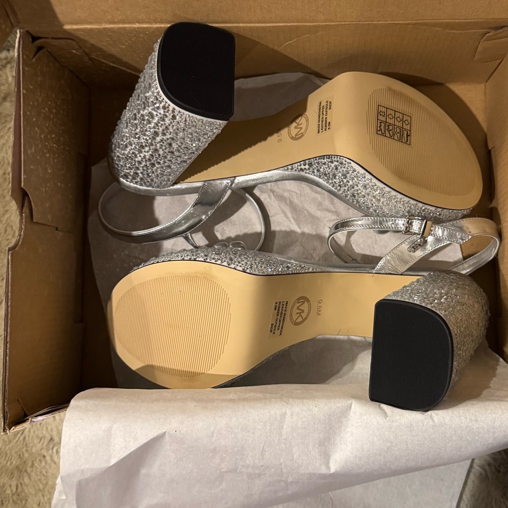 ✨ NIB Michael Kors Silver Platform Women Shoes ✨
✨ Size 9.5 ✨ - Picture 7 of 8